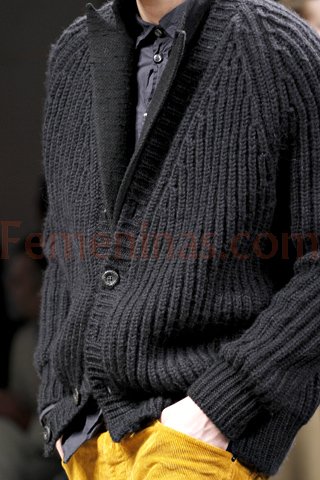 Sacos de lana masculinos con botones y modernos panatlones de corderoy en color mostaza